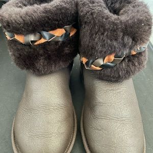 Kookaburra by Ugg boots!Excellent!